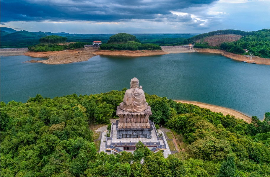Thiền viện nhìn ra Ngũ Hồ. Ảnh: Báo Thanh niên.