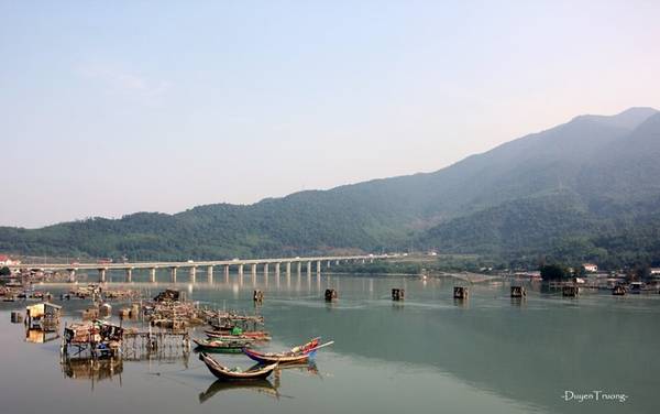 Làng chài yên bình gần vịnh Lăng Cô