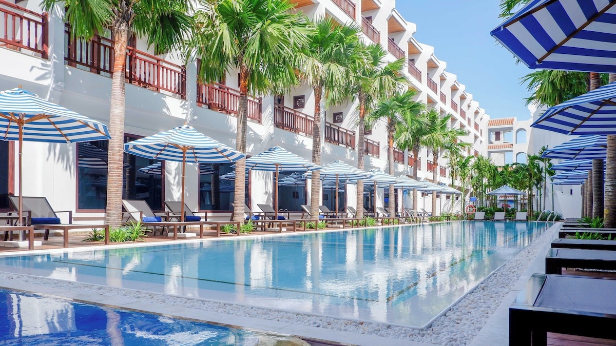 Hồ bơi ngoài trời