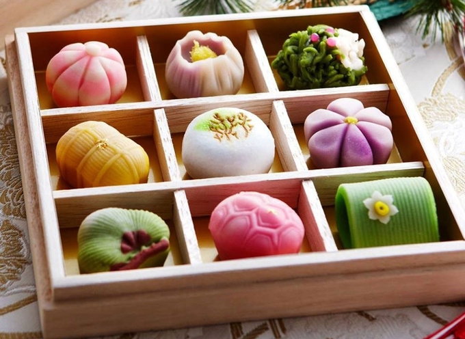 Ngày nay, ngoài nhân đậu đỏ thì wagashi còn có nhân đậu xanh, mứt dâu, chocolate..., còn vẻ ngoài thì biến tấu thành nhiều hình dạng phong phú đáng yêu, hay các nhân vật anime dành cho trẻ em.