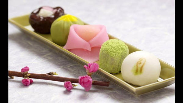 Điểm chung của bánh wagashi Nhật Bản là được trình bày đẹp mắt theo chủ đề thời tiết và thiên nhiên.