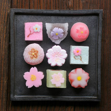 Lễ trà đạo Nhật Bản thúc đẩy sự phát triển của bánh wagashi với thiết kế cầu kỳ theo chủ đề thiên nhiên.