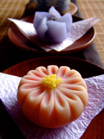 Bánh wagashi Nhật Bản thường dùng bột gạo, bột đậu đỏ và đường làm nguyên liệu chính.