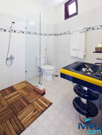 Mảnh gỗ đặt trong nhà tắm kết hợp với dòng nước mát tuôn chảy từ vòi hoa sen tạo sự cân bằng âm dương giúp thư giãn cơ thể.
