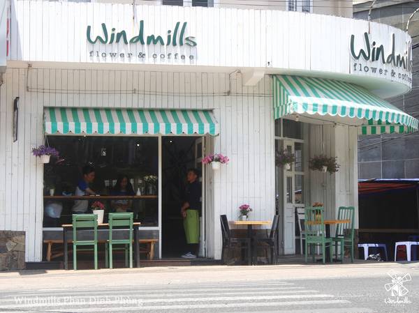 Windmills Coffee Đà Lạt với không gian hoa tươi ấm cúng