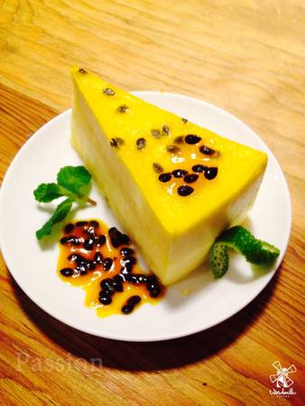 Có rất nhiều loại bánh tại quán: Opera, White matcha, Chocolate Truffee, Passion cake, Blue Berry Cake,...