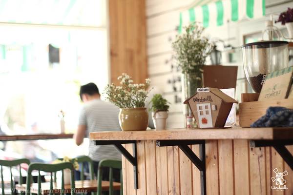 Windmills Phan Đình Phùng là cửa hàng đầu tiên của Windmills với thiết kế mộc mạc gần gũi