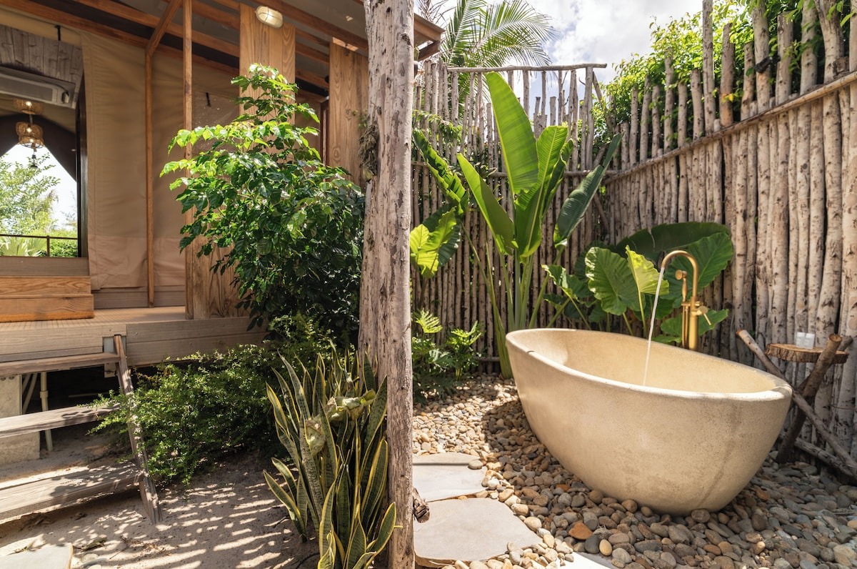 Bồn tắm lộ thiên tại WoCAL ReTREAT Kê Gà