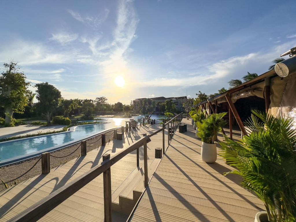 Khu hồ bơi tại WoCAL ReTREAT Kê Gà