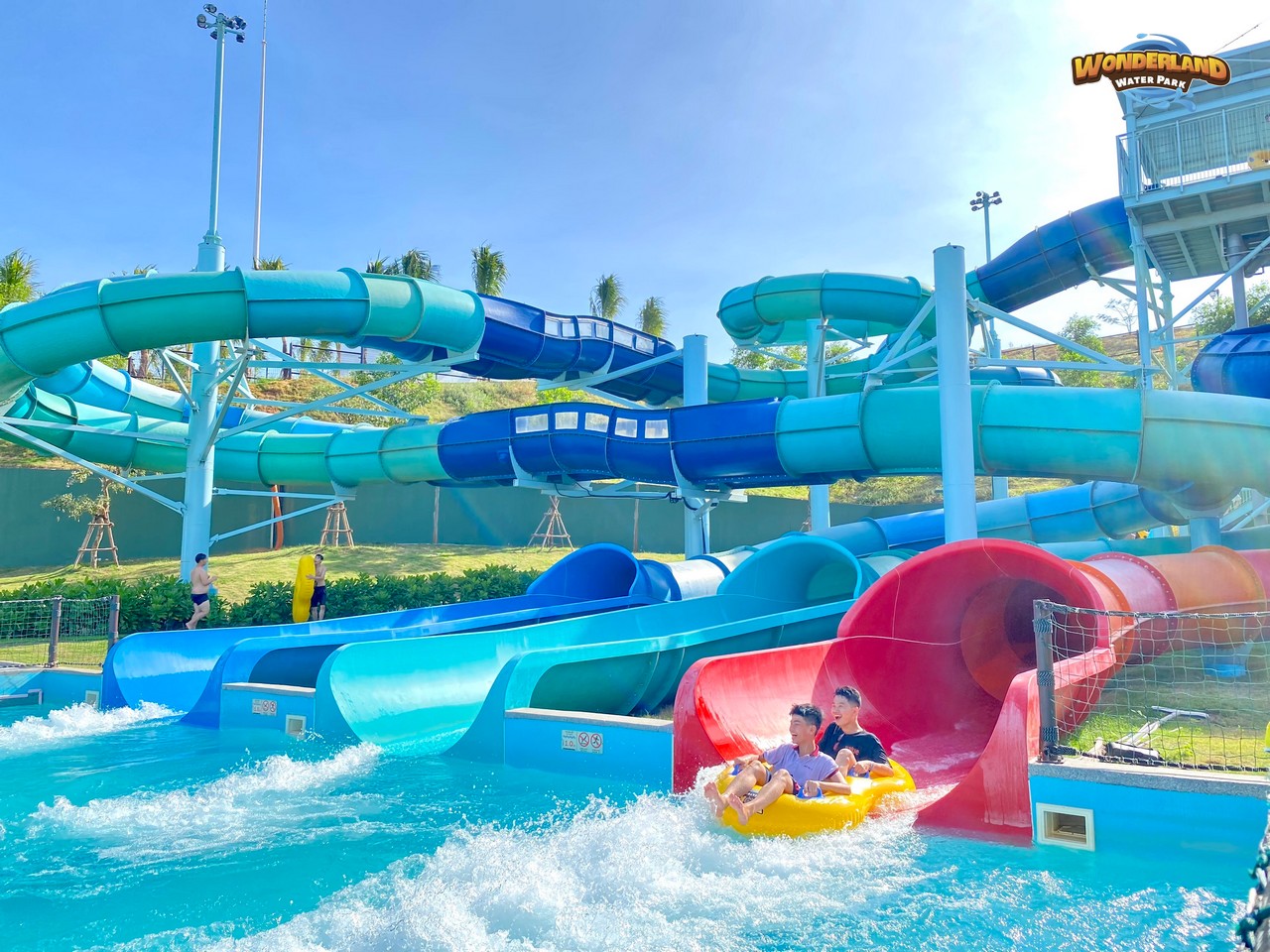 Vượt Thác Cầu Vồng Wonderland Water Park Phan Thiết