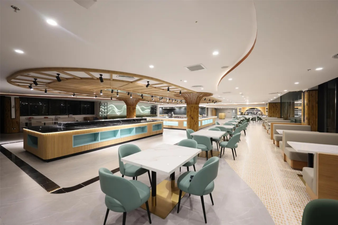 Không gian nhà hàng sang trọng tại WorldHotels Long Beach