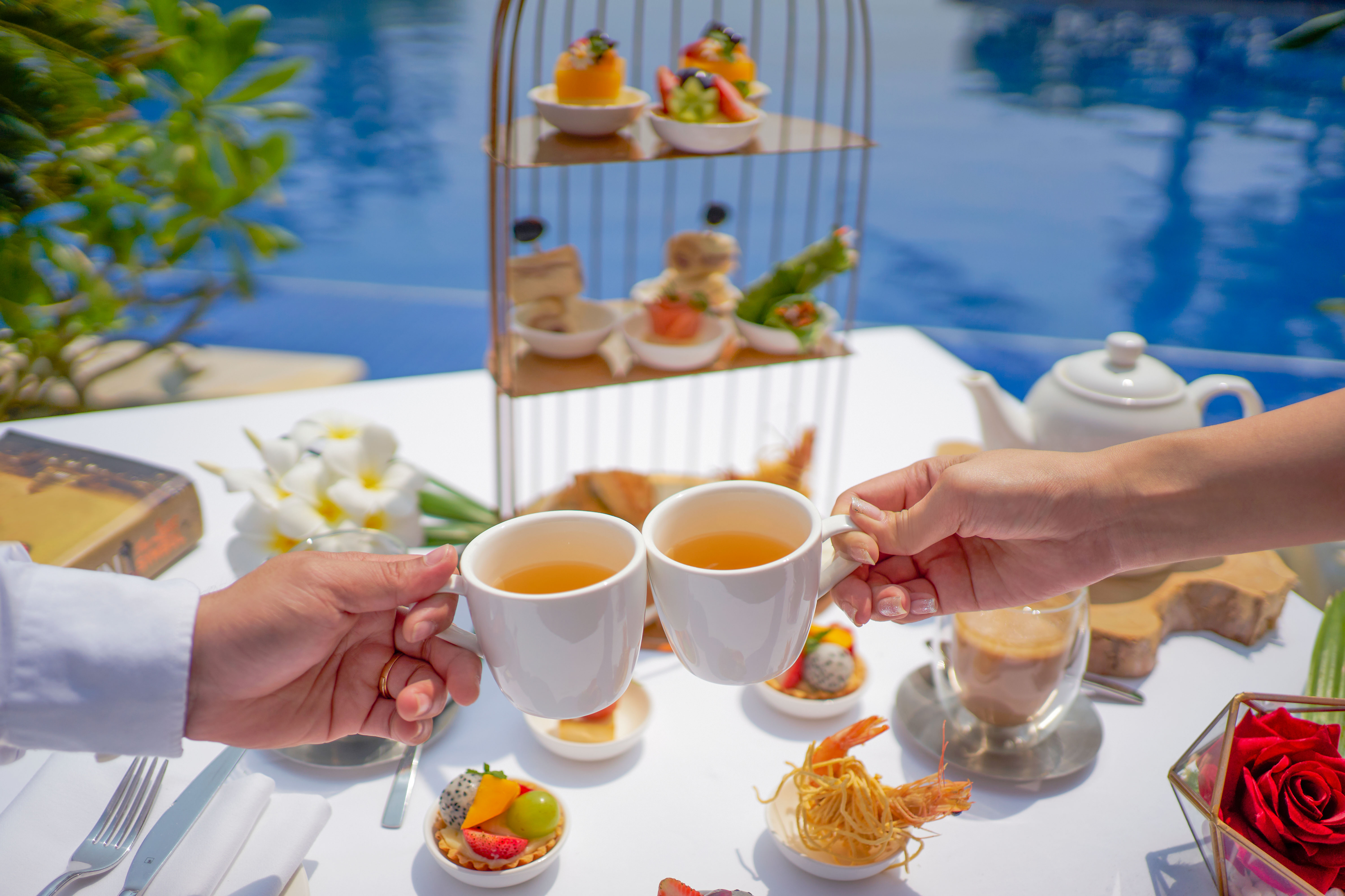 Trà chiều cùng gia đình gần hồ bơi chính tại Wyndham Garden Cam Ranh