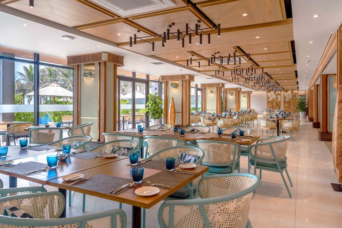 Hồ bơi vô cực sát biển tại Wyndham Garden