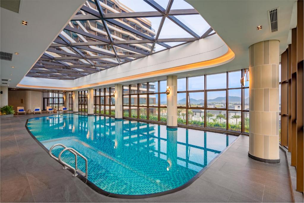 Bể bơi bốn mùa trong nhà tại Wyndham Garden Sonasea Vân Đồn