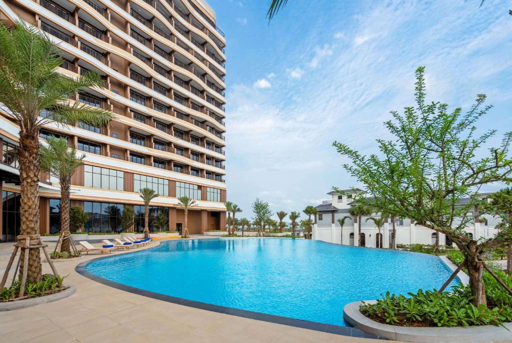 Bể bơi chính ngoài trời tại Wyndham Garden Sonasea Vân Đồn
