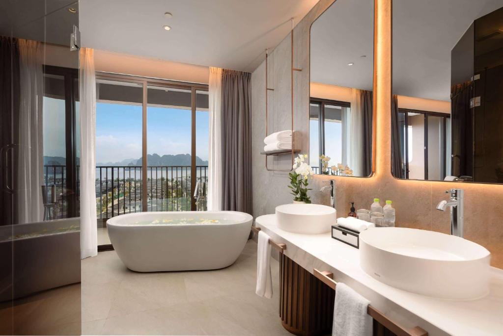 Phòng tắm sang trọng tại Wyndham Garden Sonasea Vân Đồn