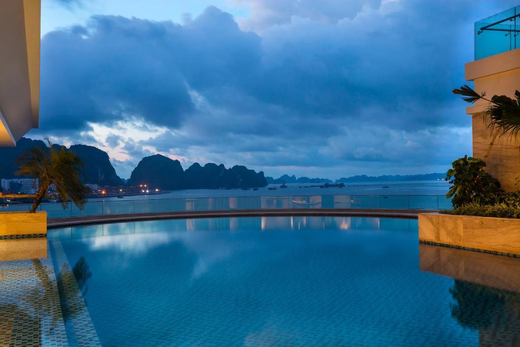 Hồ bơi tầng thượng Wyndham Legend Hạ Long Hồ bơi tầng thượng Wyndham Legend Hạ Long