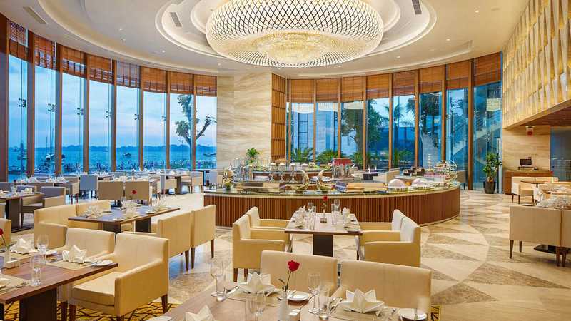 Bữa sáng tại nhà hàng Blue Bay Wyndham Legend Hạ Long