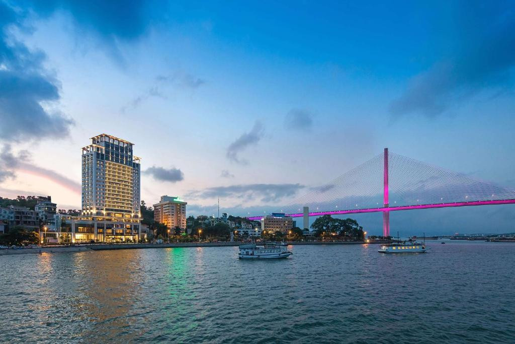 Khách sạn Wyndham Legend Hạ Long nổi bật bên biển Bãi Cháy