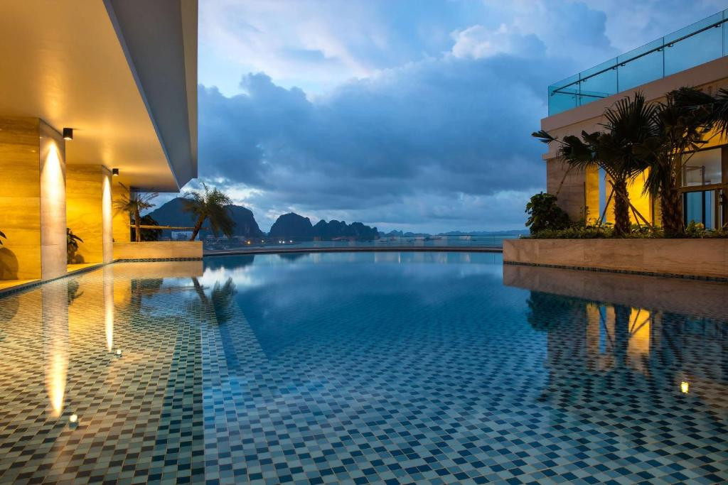 Khu vực hồ bơi với view Vịnh Hạ Long