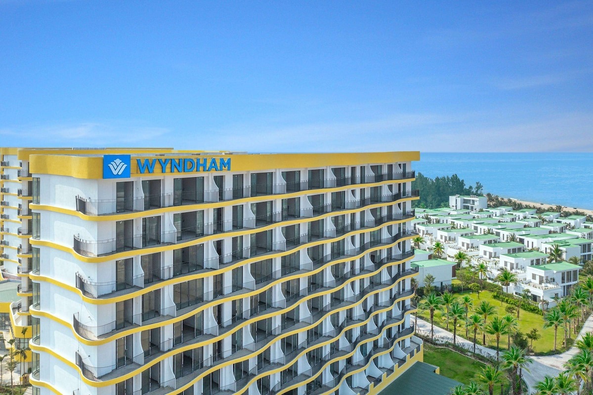 Wyndham-Royal-Beachfront-ivivu-1
