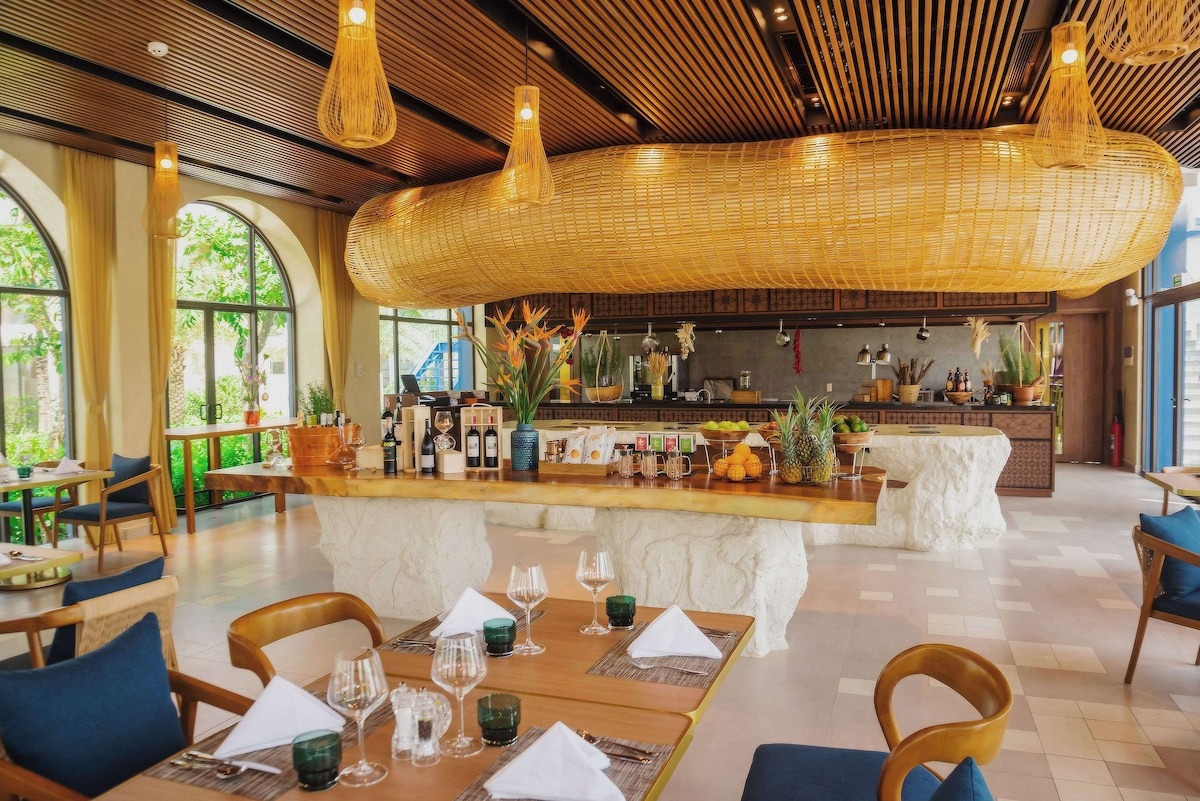Wyndham-Royal-Beachfront-ivivu-16