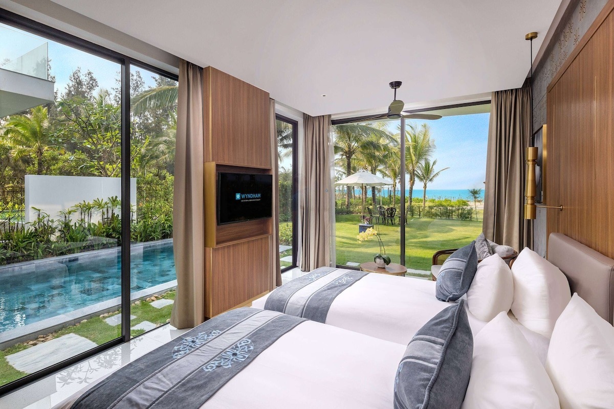 Wyndham-Royal-Beachfront-ivivu-3