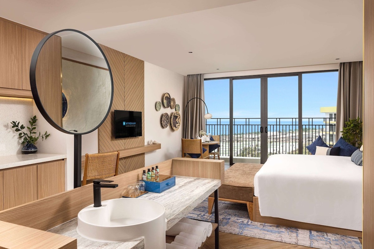 Wyndham-Royal-Beachfront-ivivu-5