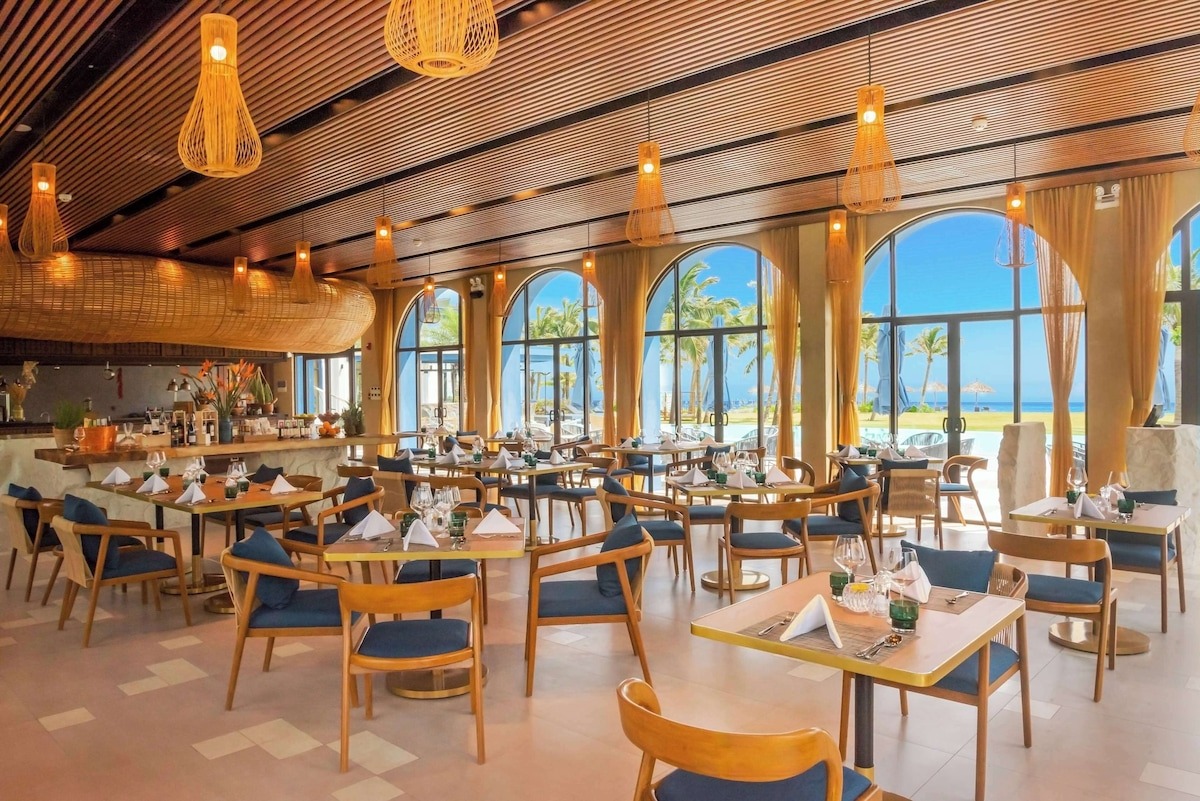 Wyndham-Royal-Beachfront-ivivu-9