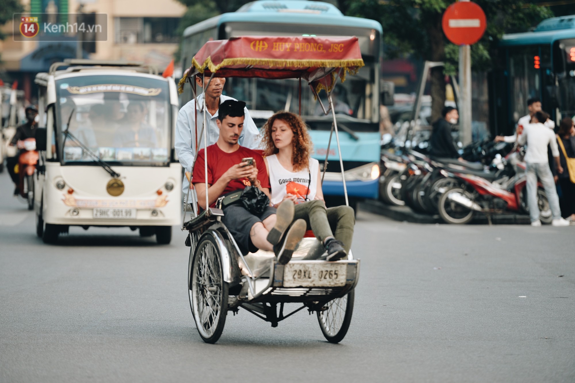Trải nghiệm đi xích lô dạo quanh phố cổ Hà Nội