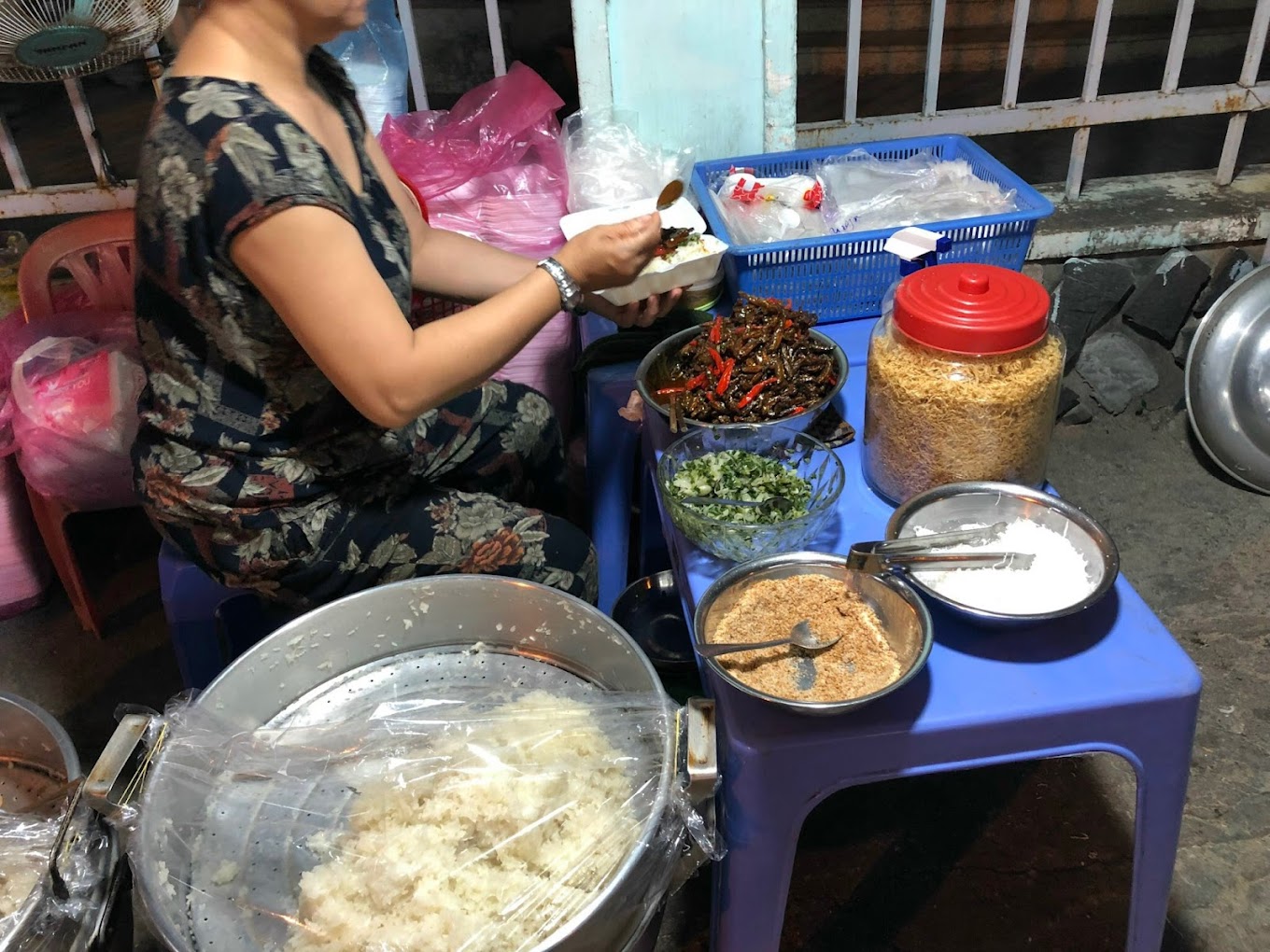 Hộp xôi cá cơm Nha Trang đầy đặn