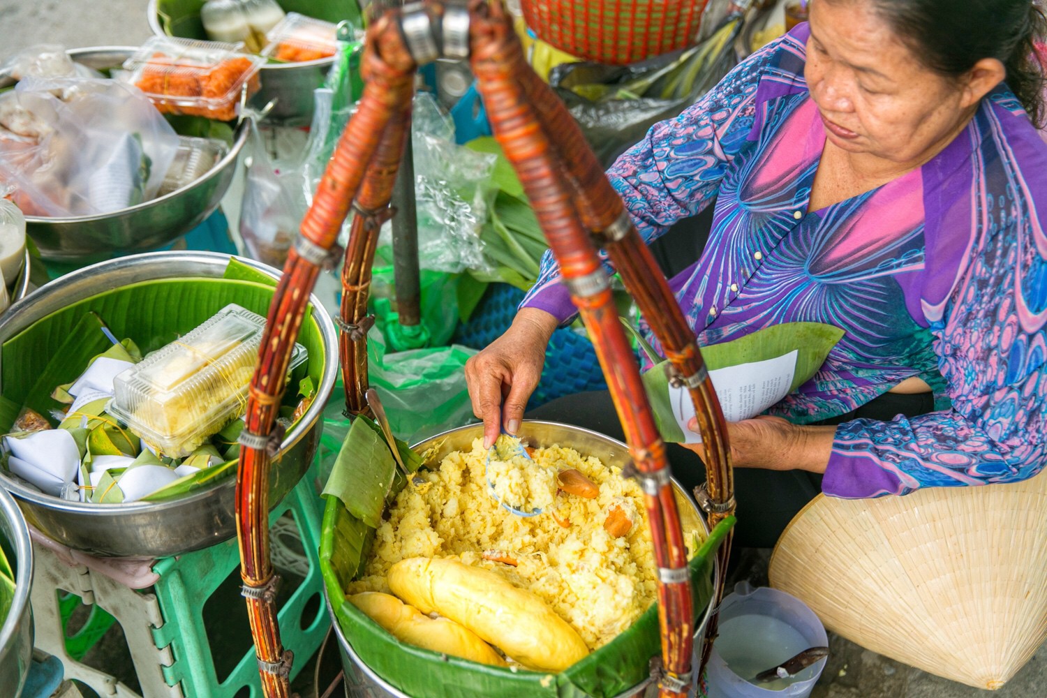Một gánh hàng xôi trên vỉa hè Hà Nội. Ảnh: skibanen.