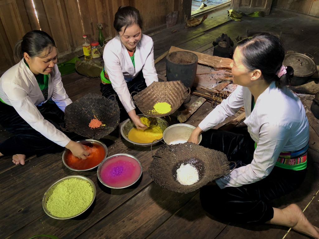 Cách nấu xôi sắn Sơn La bằng chõ gỗ
