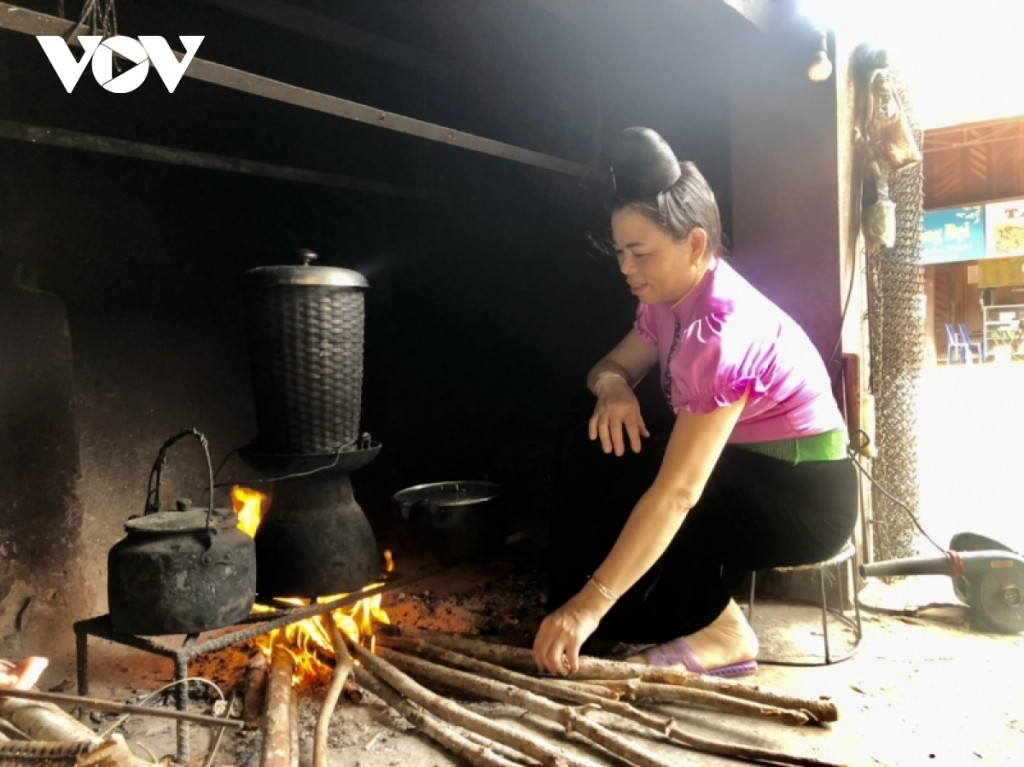 Người dân tộc Thái chuẩn bị xôi sắn Sơn La