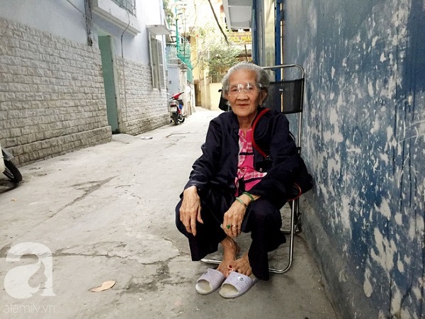 xe-banh-mi-ngon-nuc-tieng-sai-gon-cua-ba-tu-trau-hon-60-nam-nep-minh-trong-hem-nho-ban-tu-toi-khuya-toi-sang-hom-sau-ivivu-1 xe-banh-mi-ngon-nuc-tieng-sai-gon-cua-ba-tu-trau-hon-60-nam-nep-minh-trong-hem-nho-ban-tu-toi-khuya-toi-sang-hom-sau-ivivu-1
