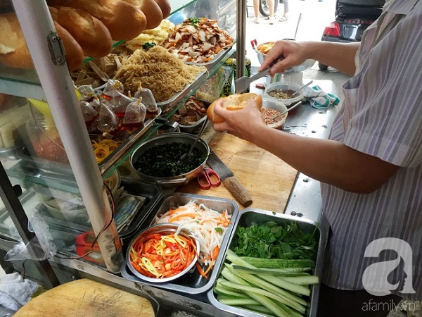 xe-banh-mi-ngon-nuc-tieng-sai-gon-cua-ba-tu-trau-hon-60-nam-nep-minh-trong-hem-nho-ban-tu-toi-khuya-toi-sang-hom-sau-ivivu-10 xe-banh-mi-ngon-nuc-tieng-sai-gon-cua-ba-tu-trau-hon-60-nam-nep-minh-trong-hem-nho-ban-tu-toi-khuya-toi-sang-hom-sau-ivivu-10
