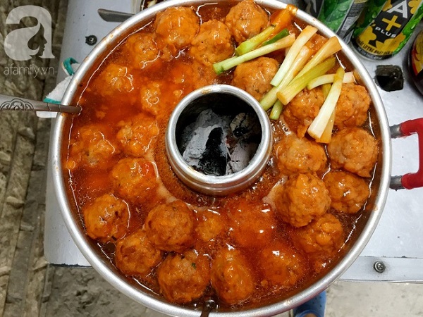 xe-banh-mi-ngon-nuc-tieng-sai-gon-cua-ba-tu-trau-hon-60-nam-nep-minh-trong-hem-nho-ban-tu-toi-khuya-toi-sang-hom-sau-ivivu-11 xe-banh-mi-ngon-nuc-tieng-sai-gon-cua-ba-tu-trau-hon-60-nam-nep-minh-trong-hem-nho-ban-tu-toi-khuya-toi-sang-hom-sau-ivivu-11
