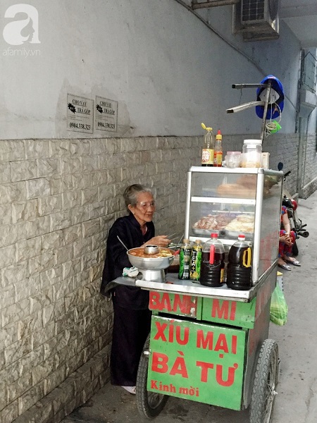xe-banh-mi-ngon-nuc-tieng-sai-gon-cua-ba-tu-trau-hon-60-nam-nep-minh-trong-hem-nho-ban-tu-toi-khuya-toi-sang-hom-sau-ivivu-13 xe-banh-mi-ngon-nuc-tieng-sai-gon-cua-ba-tu-trau-hon-60-nam-nep-minh-trong-hem-nho-ban-tu-toi-khuya-toi-sang-hom-sau-ivivu-13