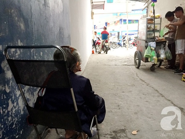 xe-banh-mi-ngon-nuc-tieng-sai-gon-cua-ba-tu-trau-hon-60-nam-nep-minh-trong-hem-nho-ban-tu-toi-khuya-toi-sang-hom-sau-ivivu-15 xe-banh-mi-ngon-nuc-tieng-sai-gon-cua-ba-tu-trau-hon-60-nam-nep-minh-trong-hem-nho-ban-tu-toi-khuya-toi-sang-hom-sau-ivivu-15