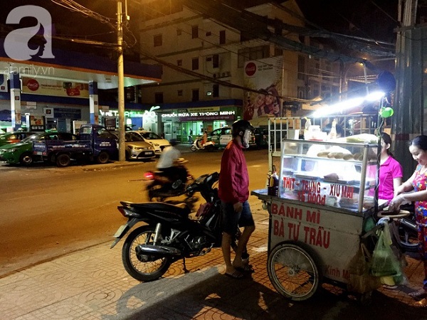 xe-banh-mi-ngon-nuc-tieng-sai-gon-cua-ba-tu-trau-hon-60-nam-nep-minh-trong-hem-nho-ban-tu-toi-khuya-toi-sang-hom-sau-ivivu-16 xe-banh-mi-ngon-nuc-tieng-sai-gon-cua-ba-tu-trau-hon-60-nam-nep-minh-trong-hem-nho-ban-tu-toi-khuya-toi-sang-hom-sau-ivivu-16