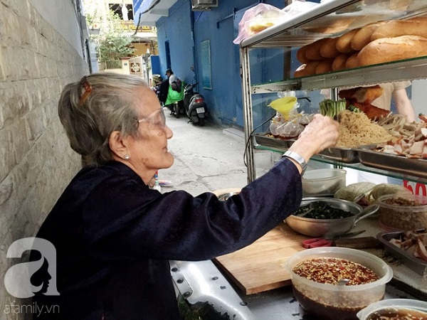 xe-banh-mi-ngon-nuc-tieng-sai-gon-cua-ba-tu-trau-hon-60-nam-nep-minh-trong-hem-nho-ban-tu-toi-khuya-toi-sang-hom-sau-ivivu-2 xe-banh-mi-ngon-nuc-tieng-sai-gon-cua-ba-tu-trau-hon-60-nam-nep-minh-trong-hem-nho-ban-tu-toi-khuya-toi-sang-hom-sau-ivivu-2