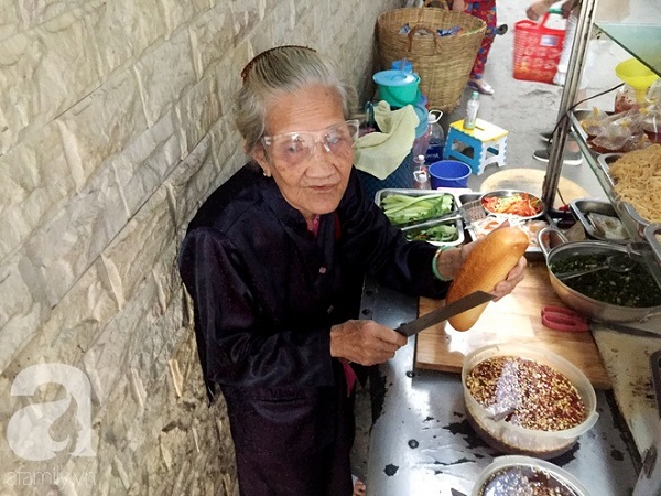 xe-banh-mi-ngon-nuc-tieng-sai-gon-cua-ba-tu-trau-hon-60-nam-nep-minh-trong-hem-nho-ban-tu-toi-khuya-toi-sang-hom-sau-ivivu-4 xe-banh-mi-ngon-nuc-tieng-sai-gon-cua-ba-tu-trau-hon-60-nam-nep-minh-trong-hem-nho-ban-tu-toi-khuya-toi-sang-hom-sau-ivivu-4