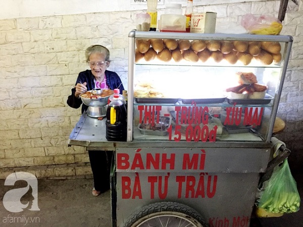 xe-banh-mi-ngon-nuc-tieng-sai-gon-cua-ba-tu-trau-hon-60-nam-nep-minh-trong-hem-nho-ban-tu-toi-khuya-toi-sang-hom-sau-ivivu-5 xe-banh-mi-ngon-nuc-tieng-sai-gon-cua-ba-tu-trau-hon-60-nam-nep-minh-trong-hem-nho-ban-tu-toi-khuya-toi-sang-hom-sau-ivivu-5
