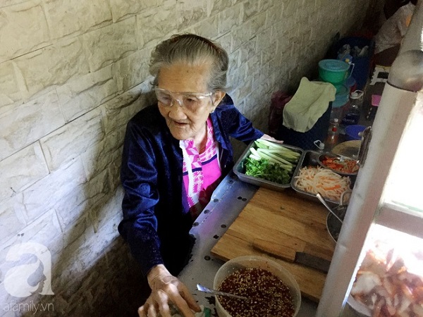 xe-banh-mi-ngon-nuc-tieng-sai-gon-cua-ba-tu-trau-hon-60-nam-nep-minh-trong-hem-nho-ban-tu-toi-khuya-toi-sang-hom-sau-ivivu-6 xe-banh-mi-ngon-nuc-tieng-sai-gon-cua-ba-tu-trau-hon-60-nam-nep-minh-trong-hem-nho-ban-tu-toi-khuya-toi-sang-hom-sau-ivivu-6