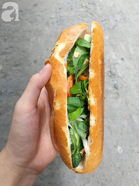 xe-banh-mi-ngon-nuc-tieng-sai-gon-cua-ba-tu-trau-hon-60-nam-nep-minh-trong-hem-nho-ban-tu-toi-khuya-toi-sang-hom-sau-ivivu-7 xe-banh-mi-ngon-nuc-tieng-sai-gon-cua-ba-tu-trau-hon-60-nam-nep-minh-trong-hem-nho-ban-tu-toi-khuya-toi-sang-hom-sau-ivivu-7