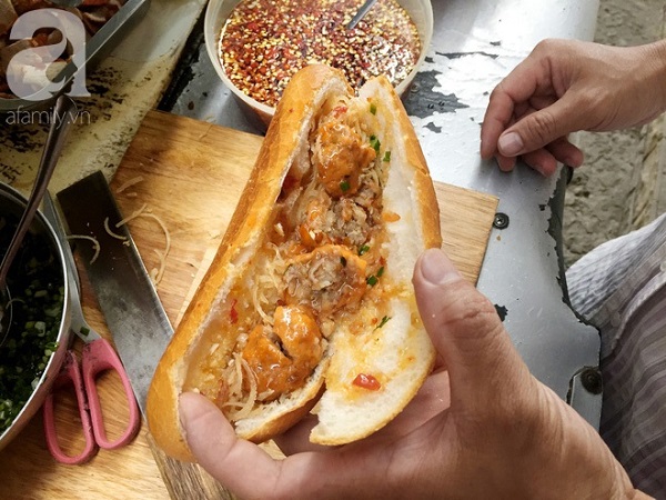 xe-banh-mi-ngon-nuc-tieng-sai-gon-cua-ba-tu-trau-hon-60-nam-nep-minh-trong-hem-nho-ban-tu-toi-khuya-toi-sang-hom-sau-ivivu-8 xe-banh-mi-ngon-nuc-tieng-sai-gon-cua-ba-tu-trau-hon-60-nam-nep-minh-trong-hem-nho-ban-tu-toi-khuya-toi-sang-hom-sau-ivivu-8