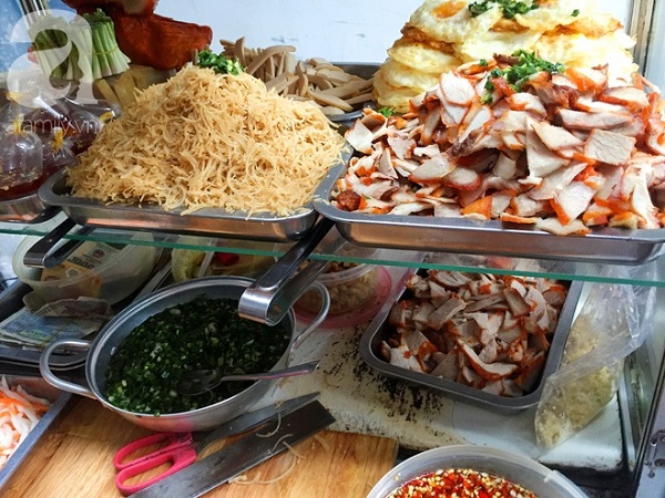 xe-banh-mi-ngon-nuc-tieng-sai-gon-cua-ba-tu-trau-hon-60-nam-nep-minh-trong-hem-nho-ban-tu-toi-khuya-toi-sang-hom-sau-ivivu-9 xe-banh-mi-ngon-nuc-tieng-sai-gon-cua-ba-tu-trau-hon-60-nam-nep-minh-trong-hem-nho-ban-tu-toi-khuya-toi-sang-hom-sau-ivivu-9