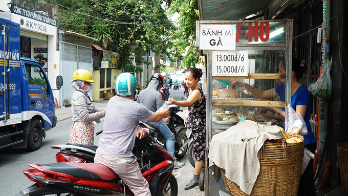 Chủ đầu tiên của xe bánh mì nổi tiếng này là ông Trần Văn Hậu. Ông mở bán từ những năm 30 của thế kỷ trước. Ban đầu, xe bánh mì nằm ở đầu đường Tây Hồ. Sau nhiều lần đổi chỗ, hiện quán nằm trên đường Huỳnh Khương Ninh, quận 1.  Anh Hồ Quốc Dũng (32 tuổi), cháu ngoại ông Hậu là chủ đời thứ 3 của quán. "Ngày trước ông tôi bán buổi sáng, mẹ tôi tiếp quản sau đó thì bán từ xế chiều đến nửa đêm. Dần dà khách muốn ăn sớm hơn nên tôi mở từ 13h30, có hôm đến 17h đã hết", anh Dũng cho hay.