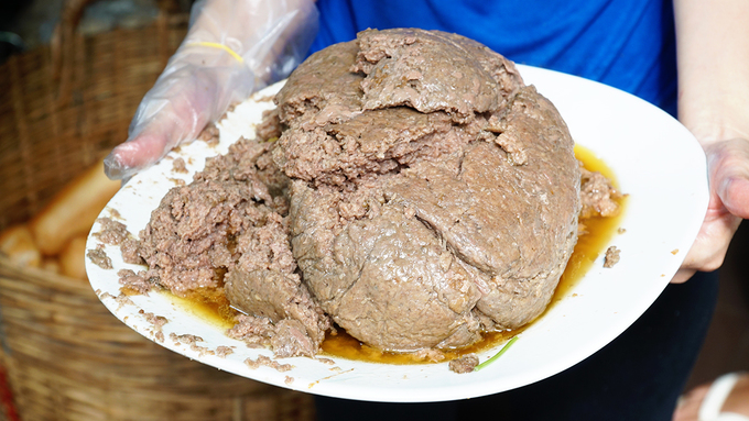 Ngoài pate, chả và thịt nguội cũng được làm theo công thức gia truyền của ông Hậu để lại mà hiện chỉ có anh Dũng là người trực tiếp thực hiện.