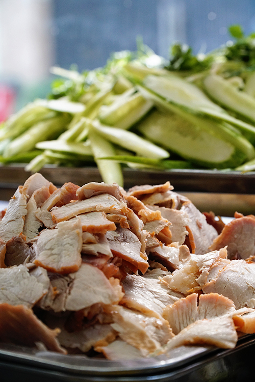 "Điều khiến tôi khó lòng quên được hương vị bánh mì ở đây là pate. Khi ăn, bạn sẽ ngửi thấy mùi thơm, cảm nhận vị đậm đà, có chút béo", một thực khách ở Nhà Bè chia sẻ.